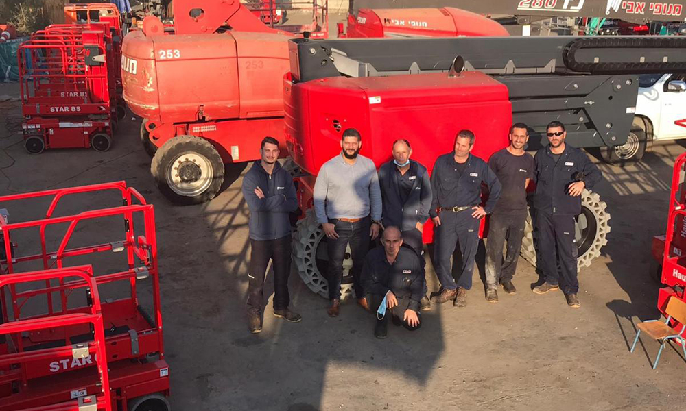 AVI_cranes_team1_1000x600.jpg