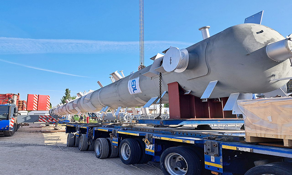 Image_2_EDL_HyLube3_plant_delivery_fractionating-column.jpg